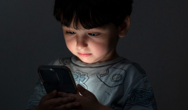 Почему детям до 12 лет лучше не покупать смартфон. Фото.