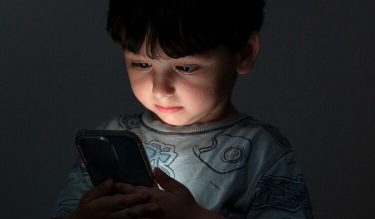 Почему детям до 12 лет лучше не покупать смартфон. Раннее появление смартфона сильно ухудшает качество жизни детей. Источник изображения: slashgear.com. Почему детям до 12 лет лучше не покупать смартфон. Раннее появление смартфона сильно ухудшает качество жизни детей. Источник изображения: slashgear.com. Фото.