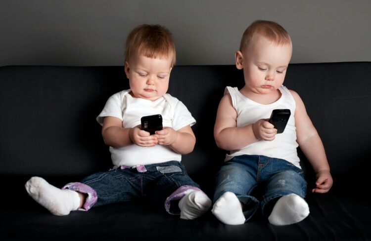 Как смартфоны вредят здоровью детей. Раннее использование смартфона ведет к ожирению. Источник изображения: theconversation.com. Как смартфоны вредят здоровью детей. Раннее использование смартфона ведет к ожирению. Источник изображения: theconversation.com. Фото.