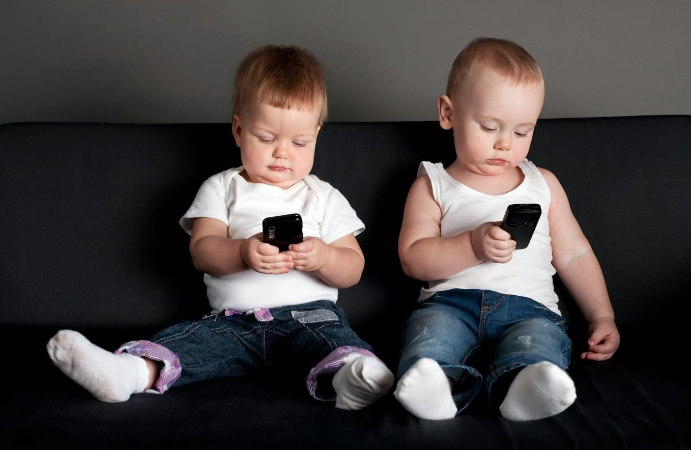 Раннее использование смартфона ведет к ожирению. Источник изображения: theconversation.com. Фото.