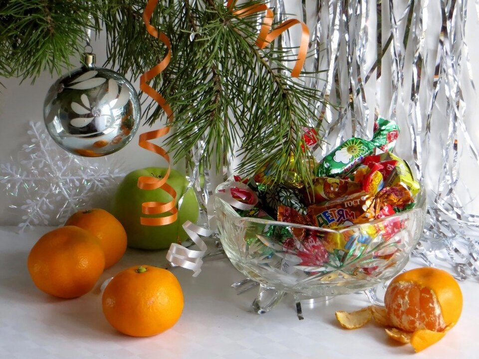 Почему мандарины стали обязательной частью Нового года. Чем пахнет новый год? Хвоей, мандаринами и немного конфетами. Источник изображения: puzzleit.ru. Фото.