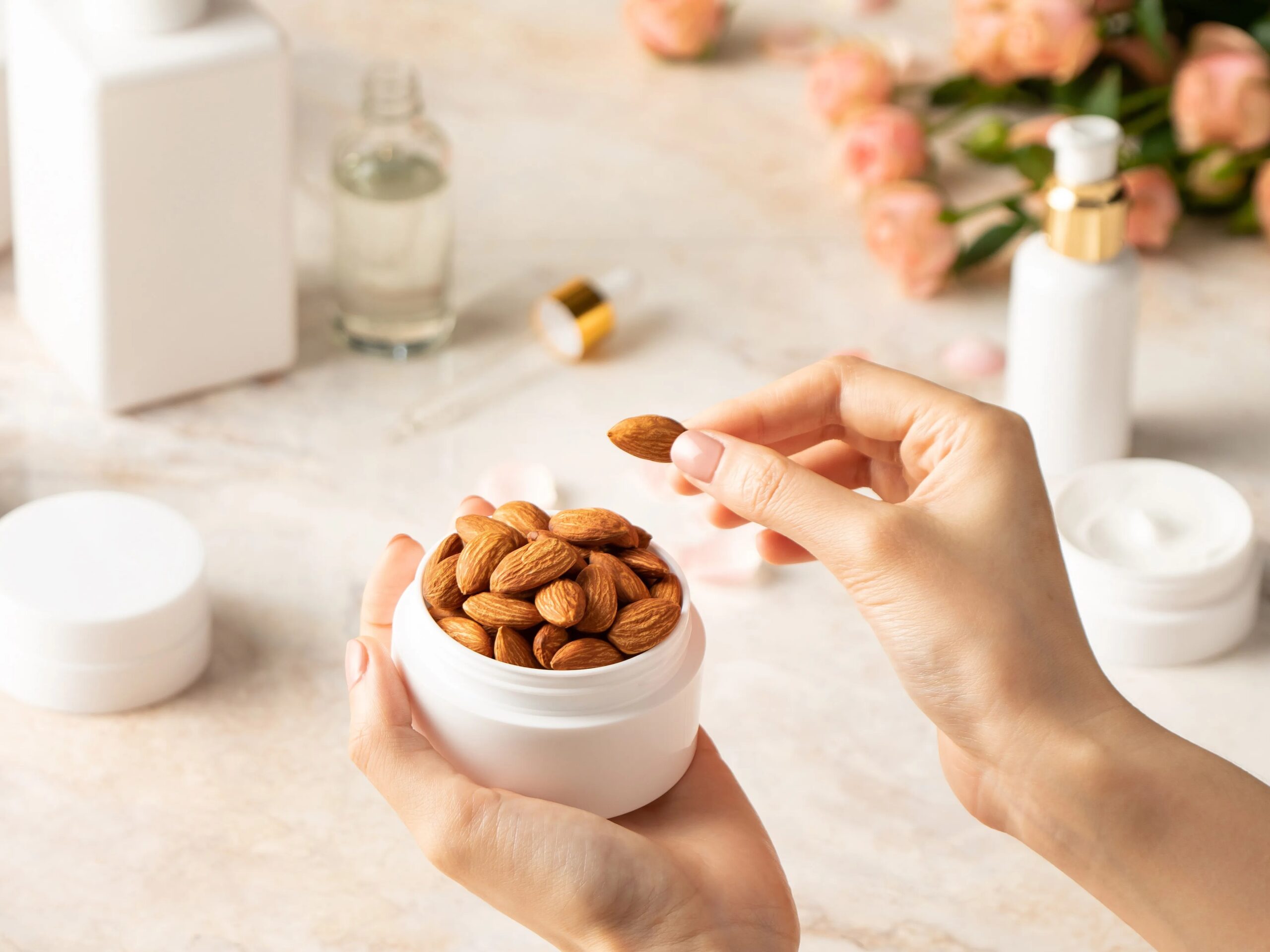 За счёт каких веществ миндаль влияет на кожу и пигментацию. Миндаль против старения кожи: простой продукт с эффектом дорогого ухода. Источник изображения: allure.com. Фото.