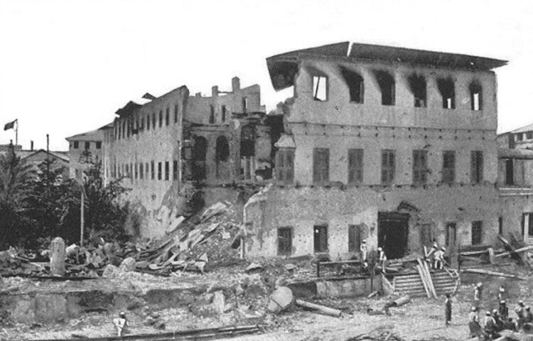 Ход войны между Британией и Зазинбаром. Руисы султанского дворца. Источник изображения: wikimedia.org. Фото.