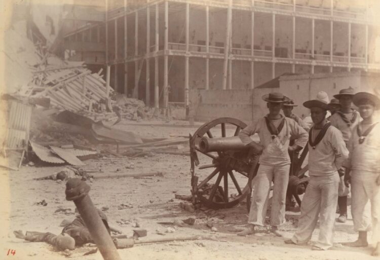 Ход войны между Британией и Зазинбаром. Британские пехотинцы на фоне захваченной ими пушки. Источник изображения: wikipedia.org. Фото.