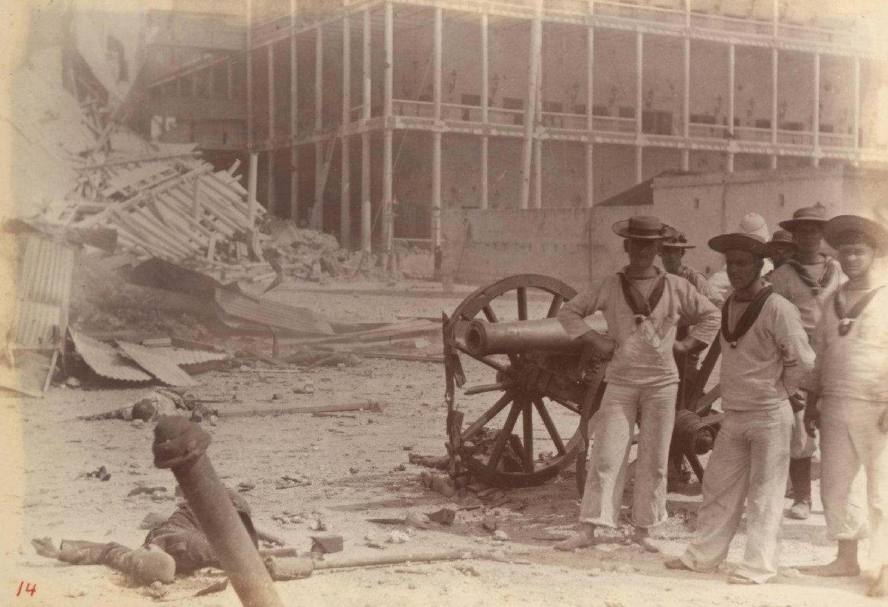 Ход войны между Британией и Зазинбаром. Британские пехотинцы на фоне захваченной ими пушки. Источник изображения: wikipedia.org. Фото.