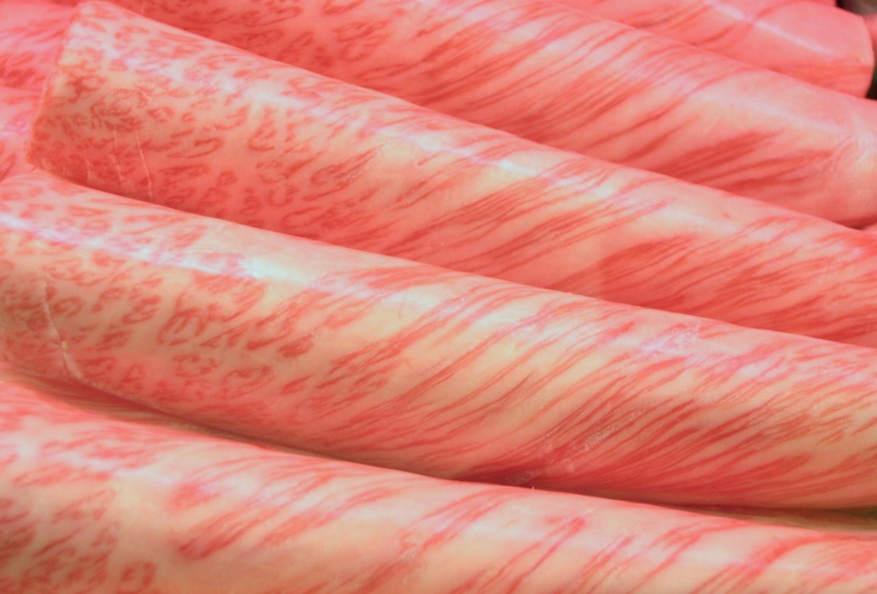 Почему говядину называют мраморной. Тонкие ломтики говядины вагю. Источник изображения: wikimedia.org. Фото.