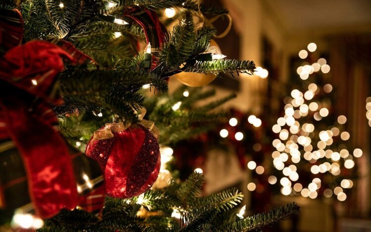 Классическое украшение ёлки 2025: красный, золото и ностальгия по 90-м. Смешение классики и модерна, “heritage meets modern minimalism” — официально прописано как главный тренд 2025: старые игрушки + простые современные формы. Источник изображения: christmascentral.com. Классическое украшение ёлки 2025: красный, золото и ностальгия по 90-м. Смешение классики и модерна, “heritage meets modern minimalism” — официально прописано как главный тренд 2025: старые игрушки + простые современные формы. Источник изображения: christmascentral.com. Фото.