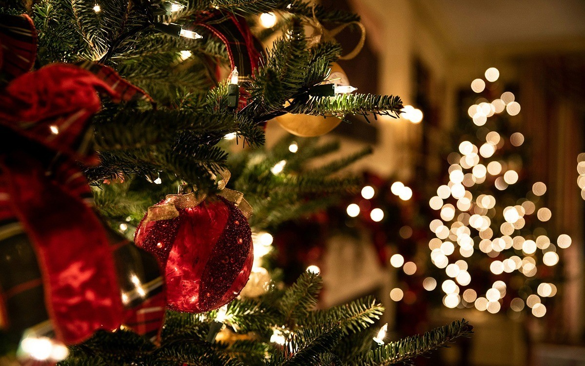 Классическое украшение ёлки 2025: красный, золото и ностальгия по 90-м. Смешение классики и модерна, “heritage meets modern minimalism” — официально прописано как главный тренд 2025: старые игрушки + простые современные формы. Источник изображения: christmascentral.com. Фото.