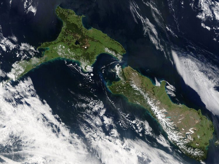 Если есть Новая Зеландия, где находится Старая Зеландия? Вид на Новую Зеландию из космоса. Источник изображения: wikipedia.org. Фото.