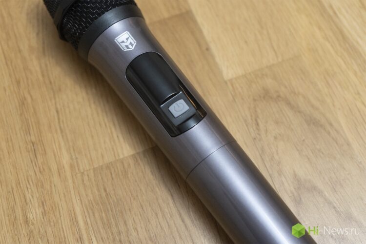 Комплект поставки. Беспроводной микрофон в комплекте. Фото.