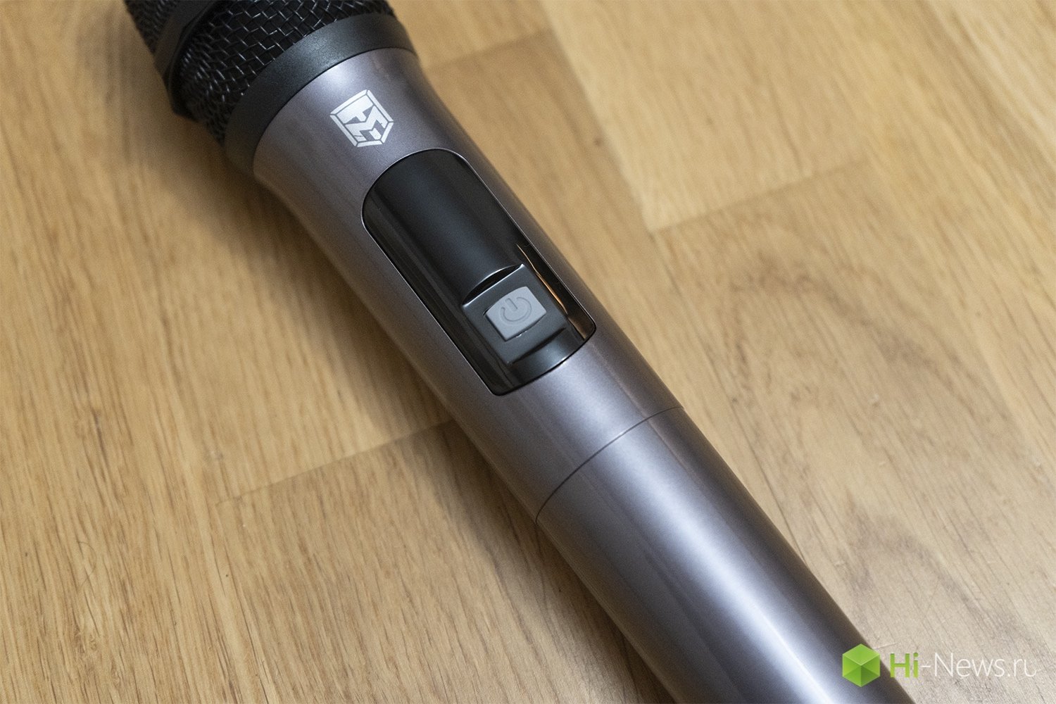 Беспроводной микрофон в комплекте. Фото.