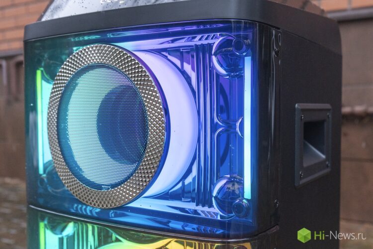 Большая колонка с подсветкой. Прозрачная передняя панель корпуса выглядит очень приятно. Фото.