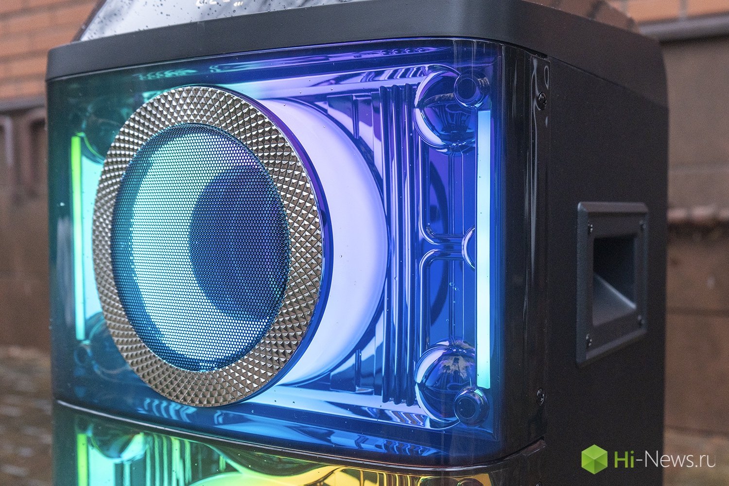 Прозрачная передняя панель корпуса выглядит очень приятно. Фото.