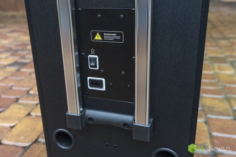 Как долго работает портативная колонка. Сзади только кнопка включения и раъем для зарядки. Фото.