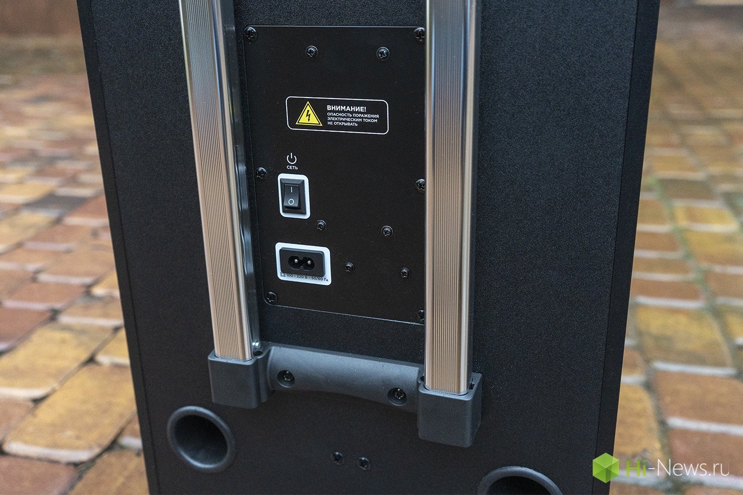 Сзади только кнопка включения и раъем для зарядки. Фото.