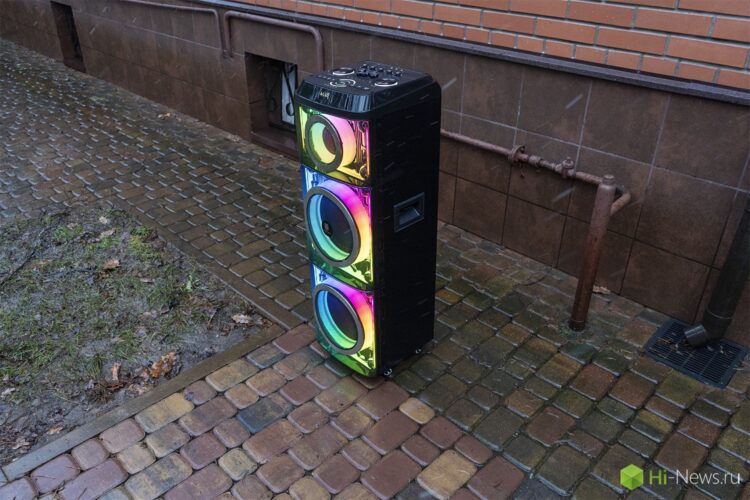 Колонка со светомузыкой. Подсветка яркая, но не требует много энергии. Фото.