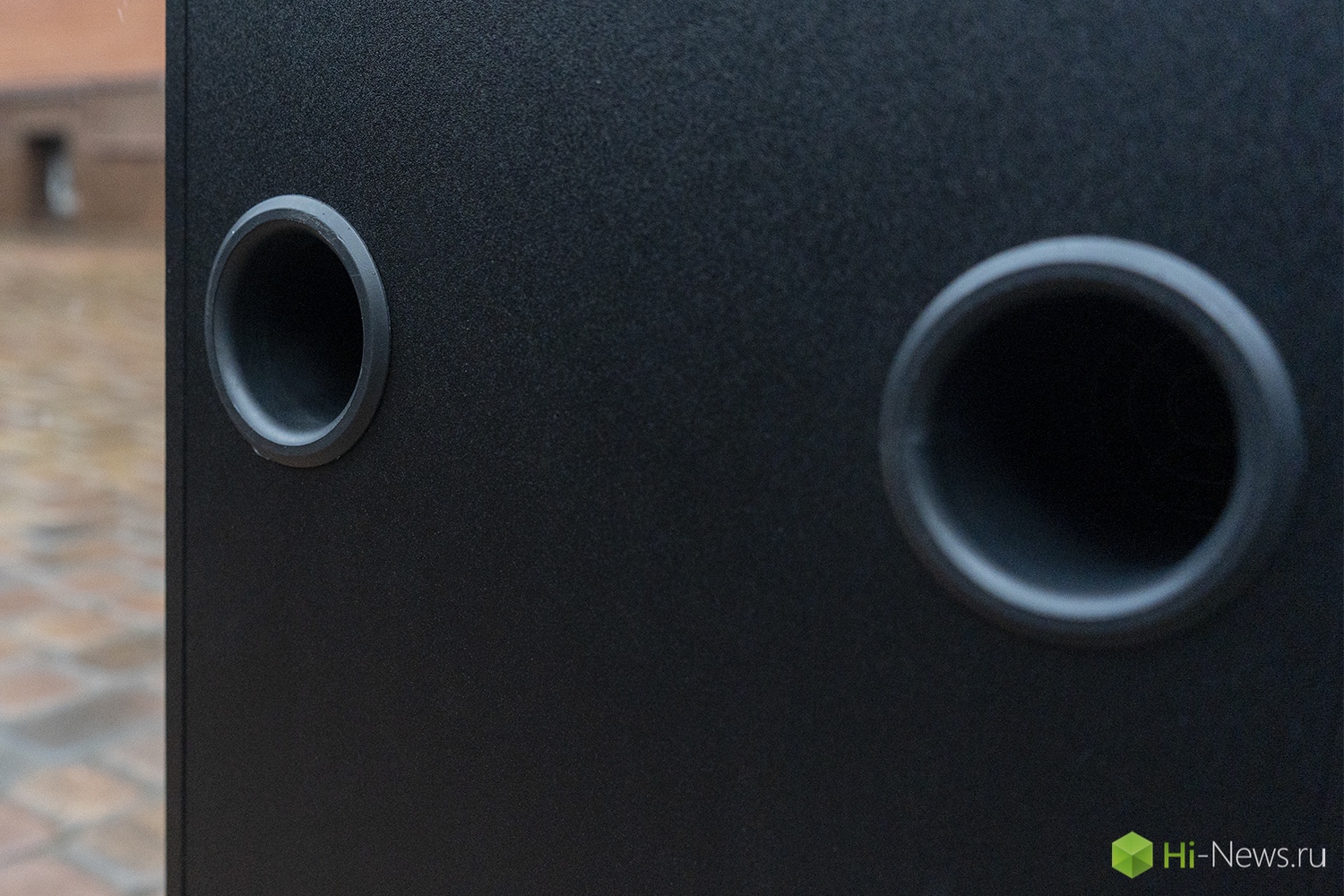 Фазоинверторы на задней стенке. Фото.