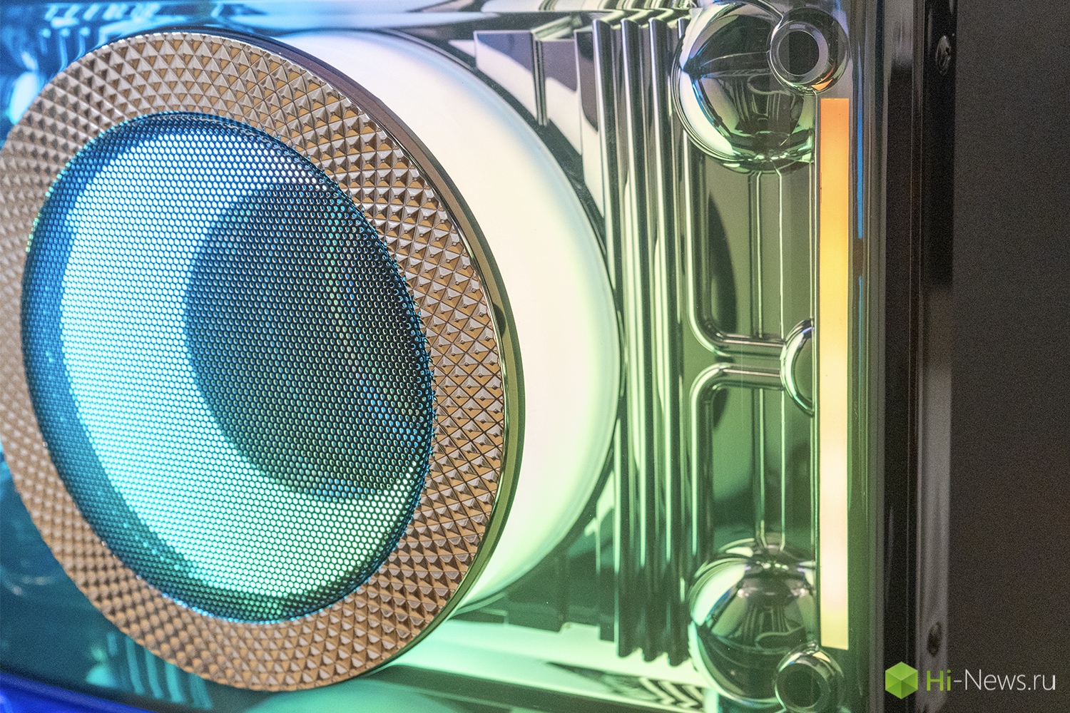 Если рассмотреть подсветку, то это больше, чем просто лампочки. Дизайнеры поработали хорошо. Фото.