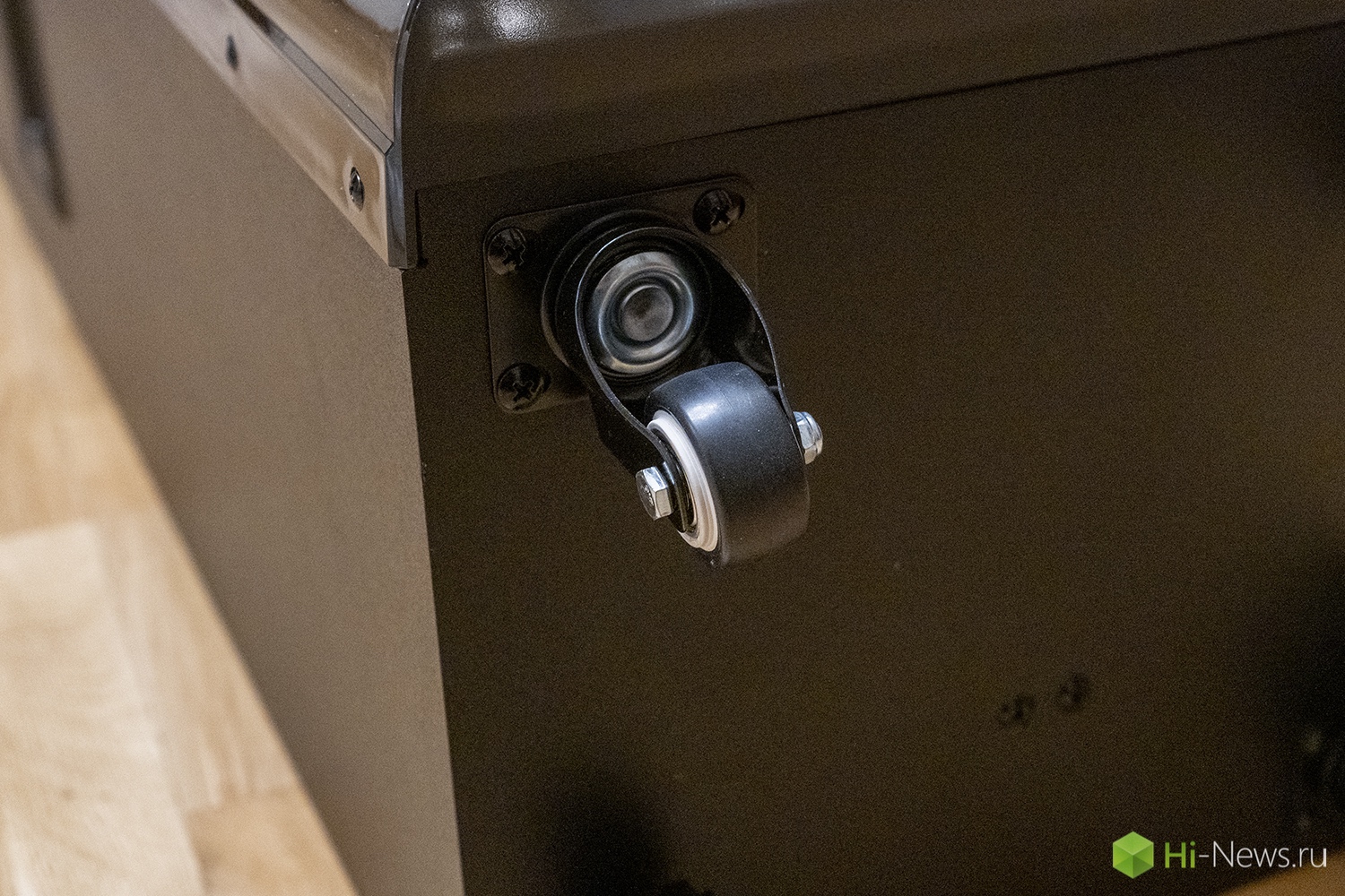 Колеса хорошо едут по ровной поверхности. Фото.