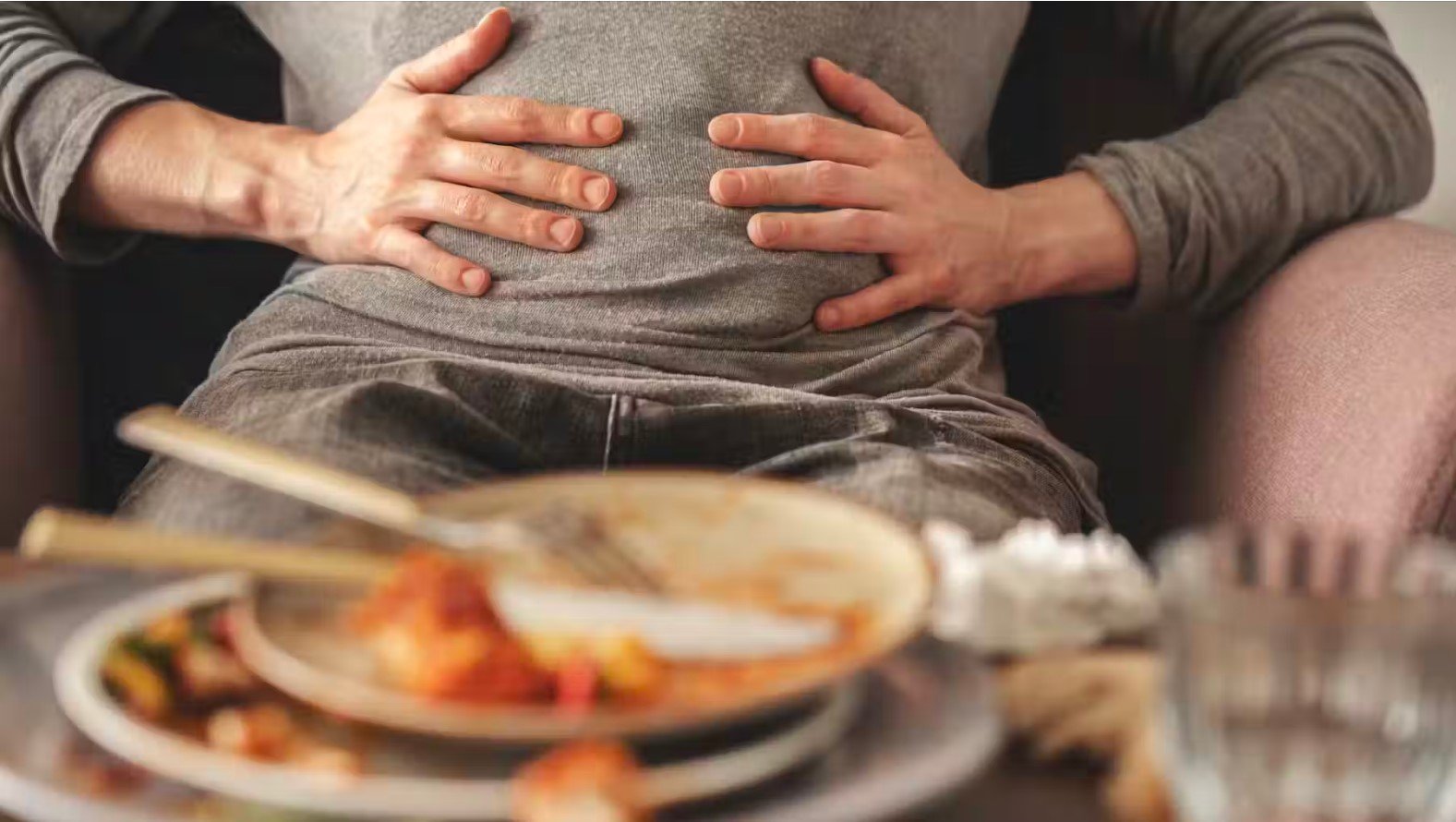 Не переживайте из-за переедания во время праздников: один день обжорства в целом не навредит вашему здоровью. Источник изображения: theconversation.com. Фото.