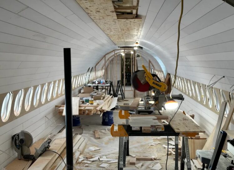 Дом из старого самолета. Процесс реконструкции старого самолета. Источник фотографии: popsci.com. Фото.