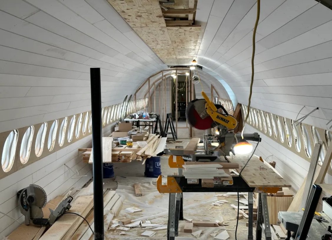Дом из старого самолета. Процесс реконструкции старого самолета. Источник фотографии: popsci.com. Фото.