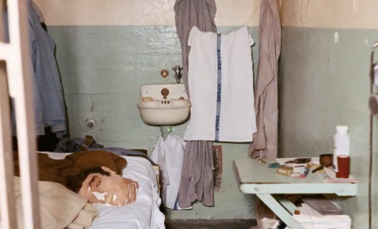 Побег из тюрьмы Алькатрас в 1962 году. Камера, из которой был совершен побег. Источник изображения: katiecouric.com. Побег из тюрьмы Алькатрас в 1962 году. Камера, из которой был совершен побег. Источник изображения: katiecouric.com. Фото.