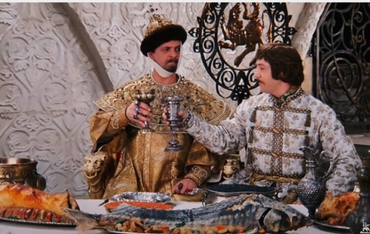 Что приготовить на Новый год по-русски: главное меню и традиционные блюда. Соберите идеальный новогодний стол по-русски: главные традиционные блюда, которые создают праздник. Кадр из к/ф «Иван Васильевич меняет профессию». Источник изображения: dzen.ru. Фото.