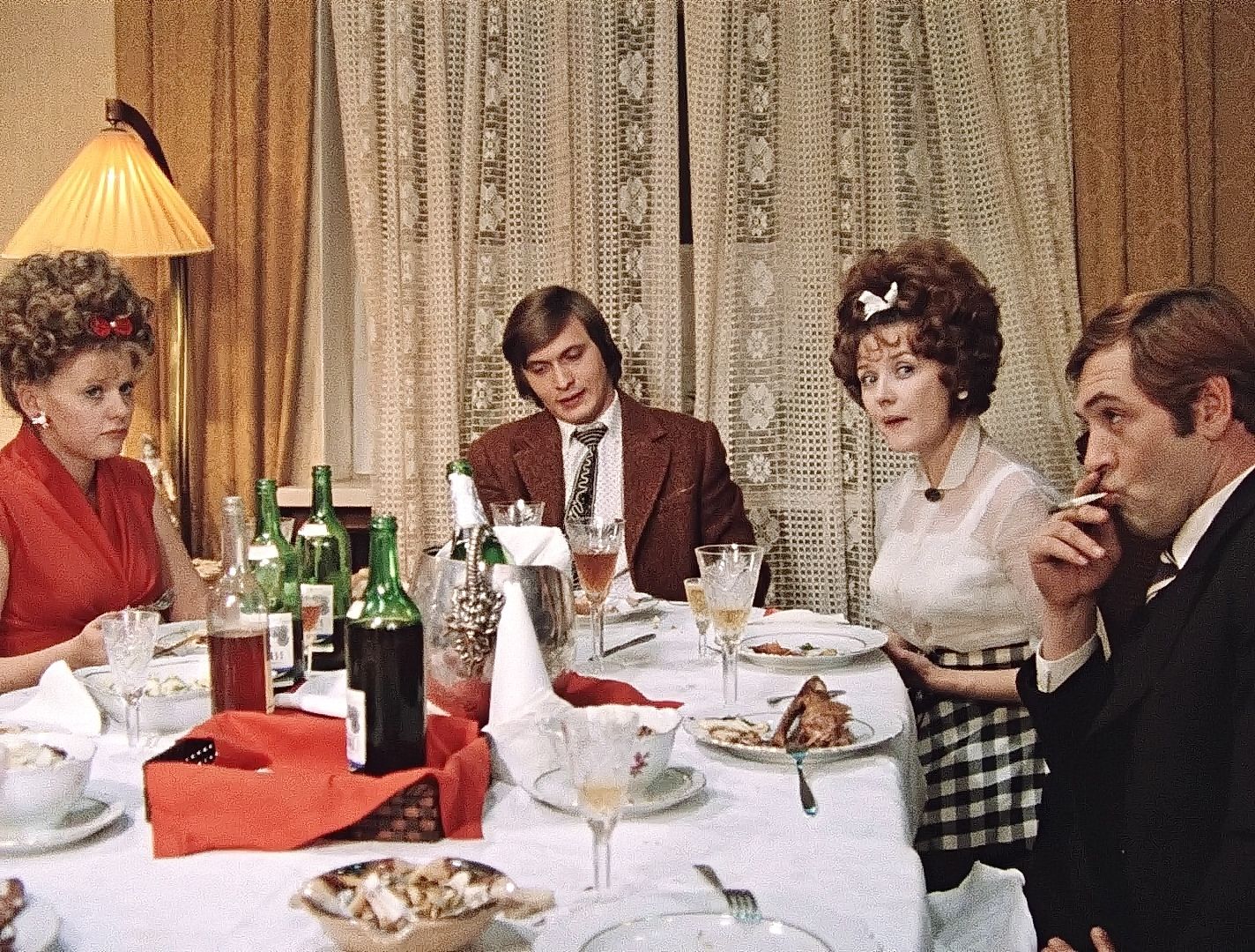 Традиционные новогодние салаты: что обязательно должно быть на столе. Без этих блюд праздник «не тот». Кадр из к/ф «Москва слезам не верит». Источник изображения: ru.pinterest.com. Фото.