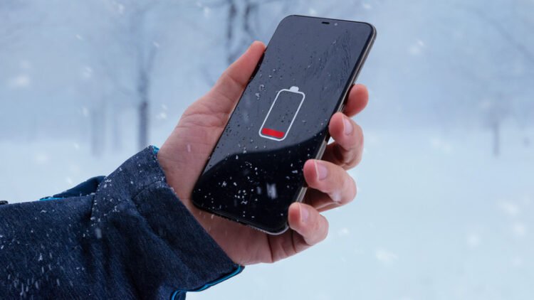 Почему смартфон разряжается на холоде. Зимой смартфон «врёт» про заряд — и в этом виноват мороз. Источник изображения: russian.rt.com. Почему смартфон разряжается на холоде. Зимой смартфон «врёт» про заряд — и в этом виноват мороз. Источник изображения: russian.rt.com. Фото.