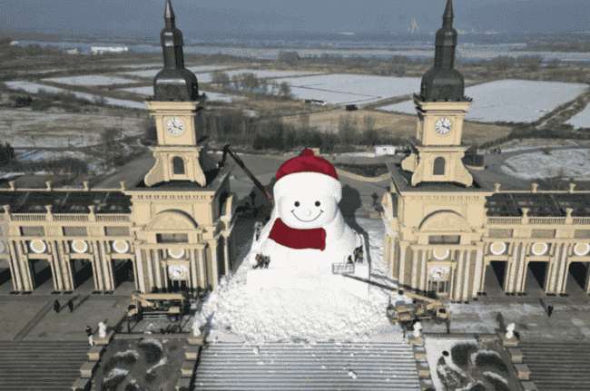 В Китае скатали огромного снеговика высотой с шетиэтажный дом. Но это еще не рекорд. Фото.