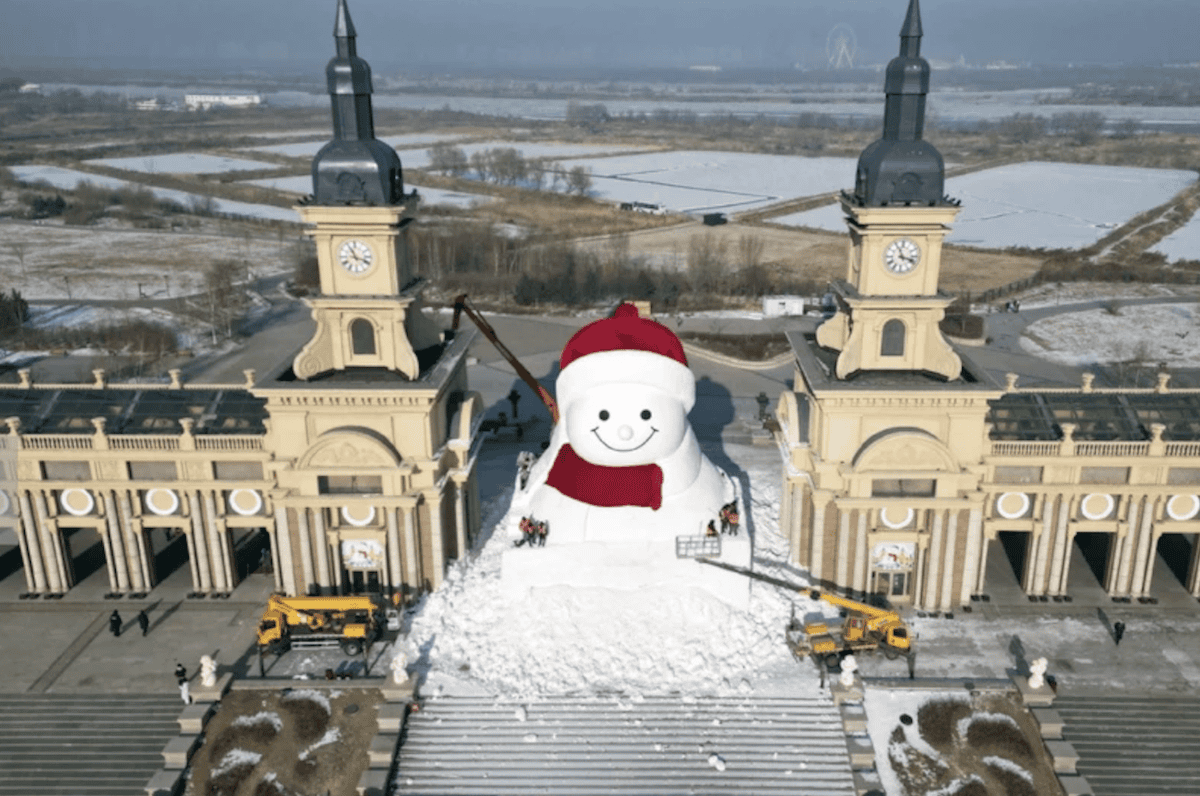 В Китае скатали огромного снеговика высотой с шетиэтажный дом. Но это еще не рекорд