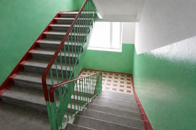 Почему на лестнице в хрущевке всегда ровно 9 ступенек. Фото.