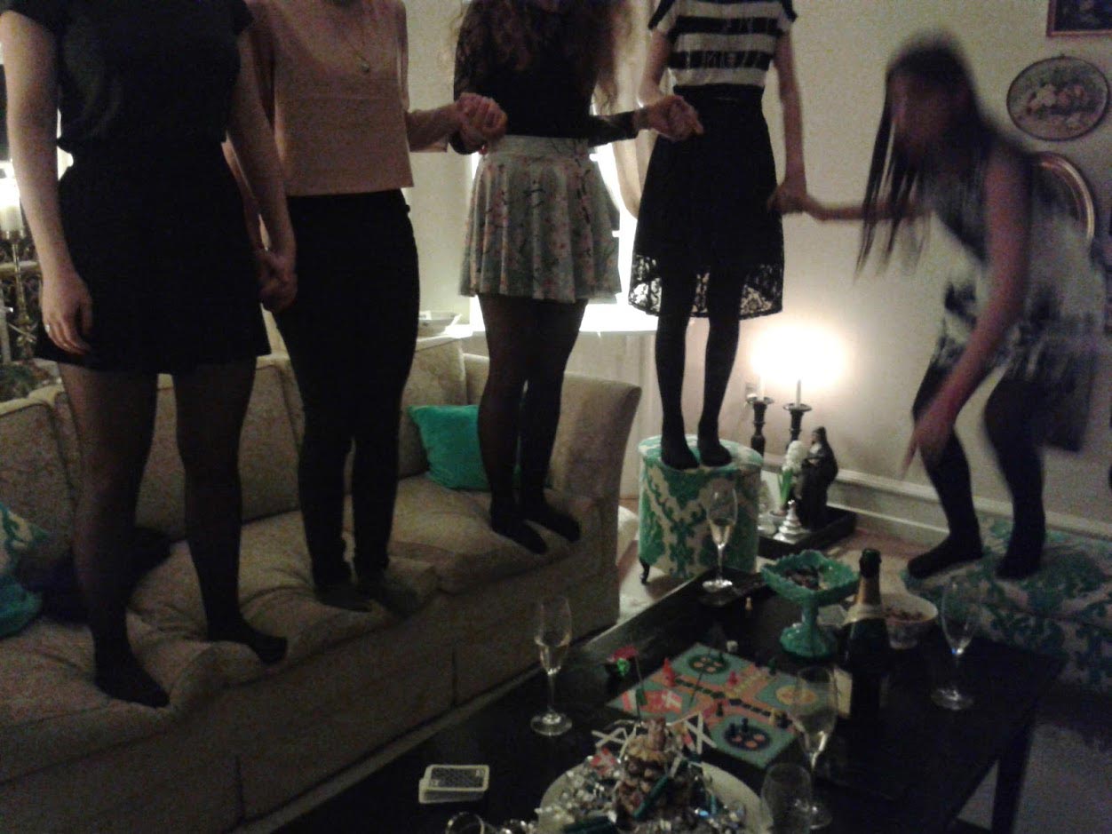 В Дании люди в полночь встают на стулья, диваны или кресла и с последним ударом часов дружно спрыгивают на пол. Источник изображения: prokrolik.ru. Фото.