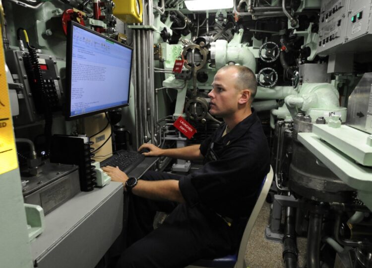 Трудности жизни в подводной лодке. Старший матрос атомной подводной лодки USS Indiana (SSN 789). Источник изображения: pikabu.ru. Трудности жизни в подводной лодке. Старший матрос атомной подводной лодки USS Indiana (SSN 789). Источник изображения: pikabu.ru. Фото.