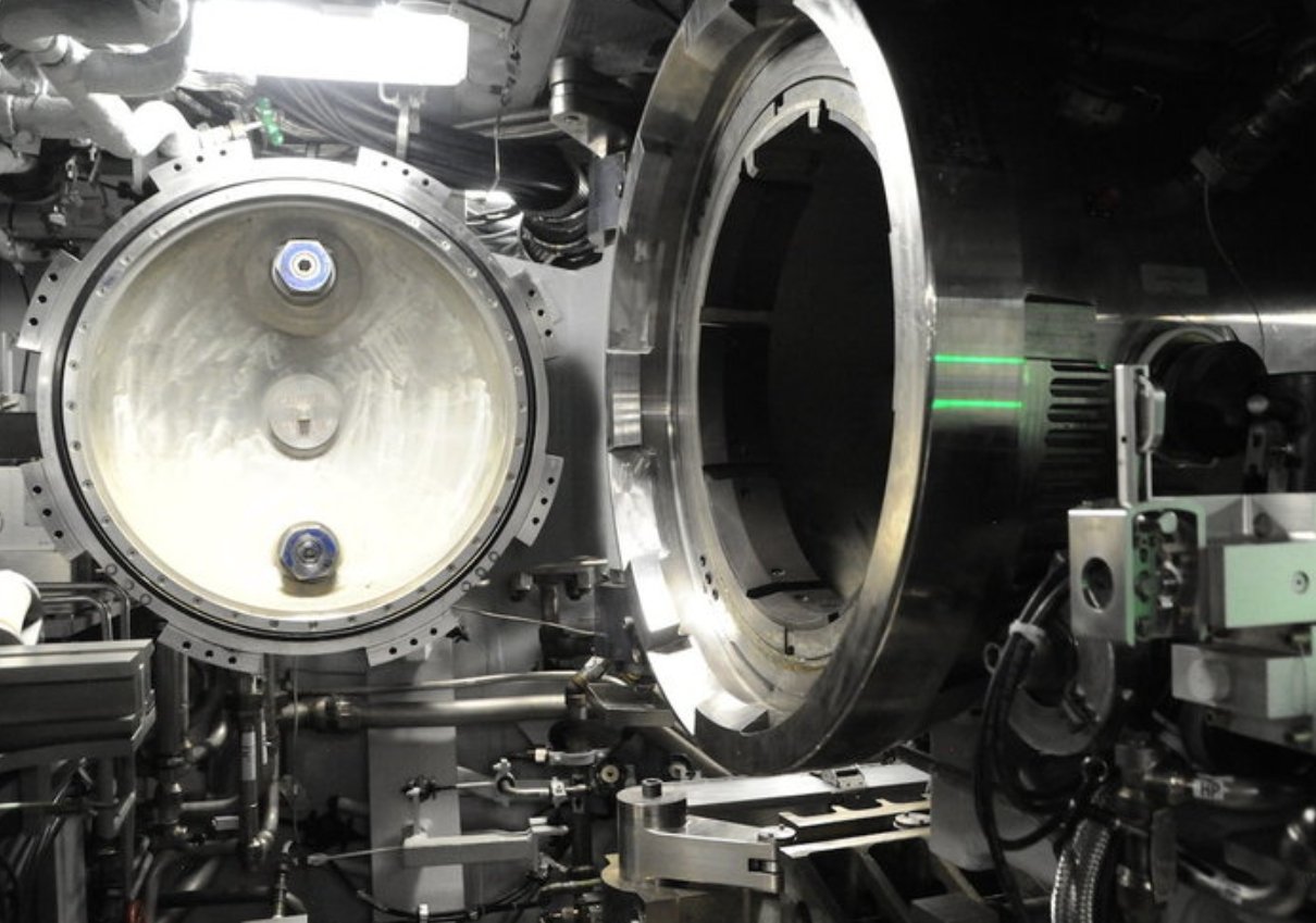 Трудности жизни в подводной лодке. Крышка торпедного аппарата. Источник изображения: pikabu.ru. Фото.