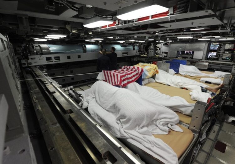 Трудности жизни в подводной лодке. Некоторым членам экипажа приходится спать прямо под торпедными стеллажами. Источник изображения: pikabu.ru. Трудности жизни в подводной лодке. Некоторым членам экипажа приходится спать прямо под торпедными стеллажами. Источник изображения: pikabu.ru. Фото.