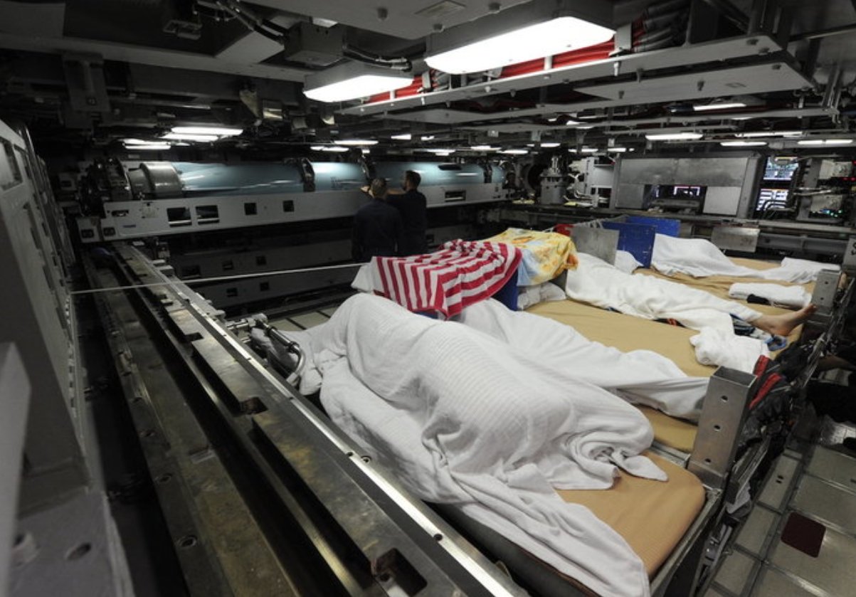 Трудности жизни в подводной лодке. Некоторым членам экипажа приходится спать прямо под торпедными стеллажами. Источник изображения: pikabu.ru. Фото.