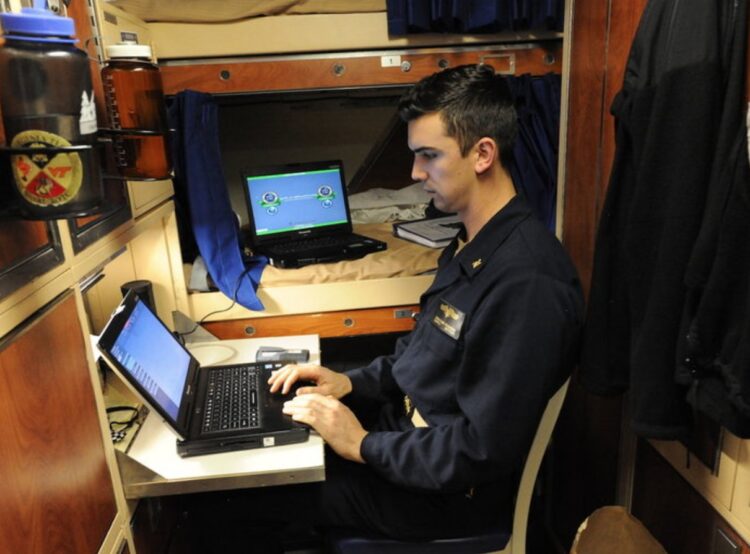 Трудности жизни в подводной лодке. Офицерская каюта в подводной лодке. Источник изображения: pikabu.ru. Трудности жизни в подводной лодке. Офицерская каюта в подводной лодке. Источник изображения: pikabu.ru. Фото.