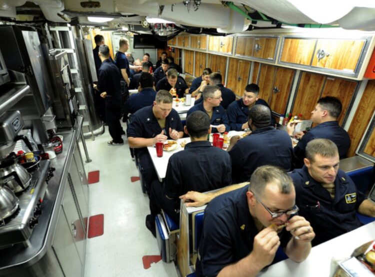 Трудности жизни в подводной лодке. Столовую можно считать единственным просторным местом в подводной лодке. Источник изображения: pikabu.ru. Трудности жизни в подводной лодке. Столовую можно считать единственным просторным местом в подводной лодке. Источник изображения: pikabu.ru. Фото.