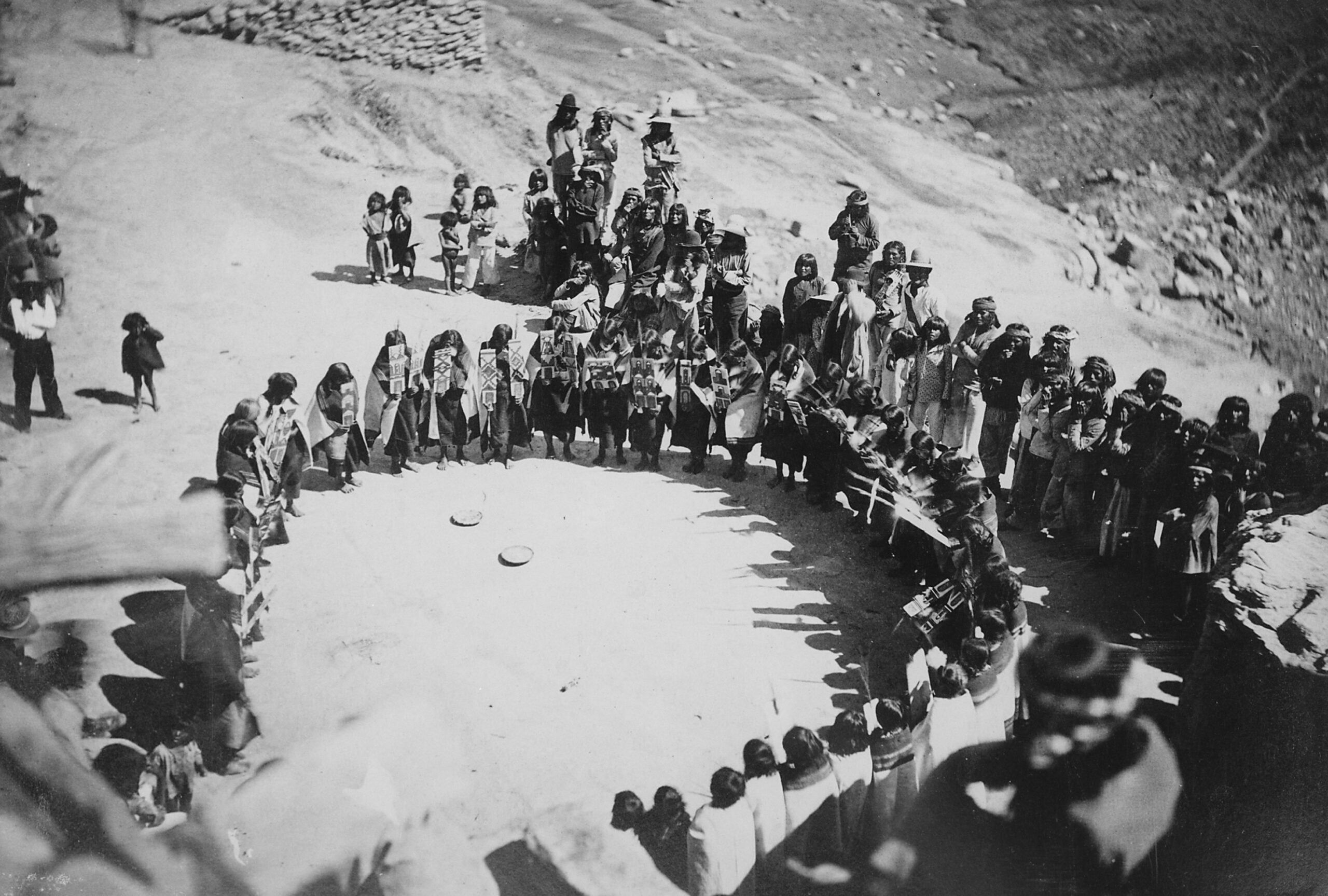 Соял — как индейцы хопи «возвращали» солнце в декабре. Танец женщин хопи, 1879, Ораиби, Аризона. Источник изображения: ru.wikipedia.org. Фото.