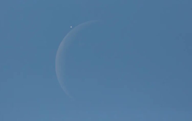 Пик яркости Венеры. Иногда Венеру можно увидеть на небе даже днем. Источник изображения: Live Science. Фото.