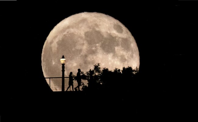 Как суперлуние влияет на человека: научный разбор без мистики. Фото.