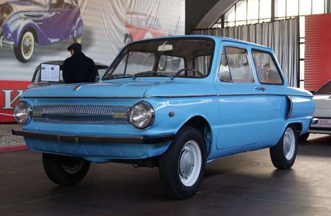 Почему у автомобилей Запорожец багажник был спереди, а двигатель сзади. Фото.