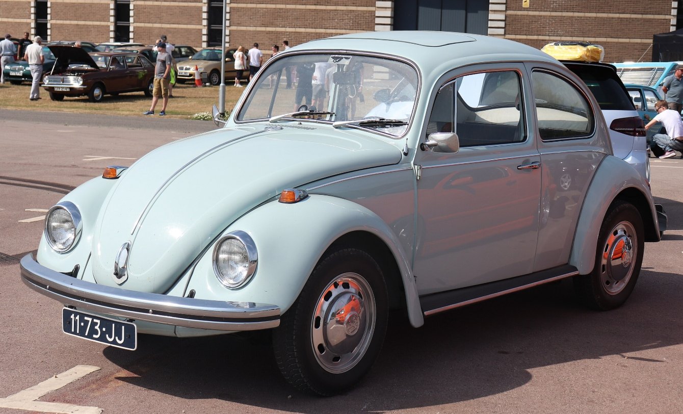 Не менее легендарный Volkswagen Käfer, также известный как «Жук». Источник фотографии: wikipedia.org. Фото.