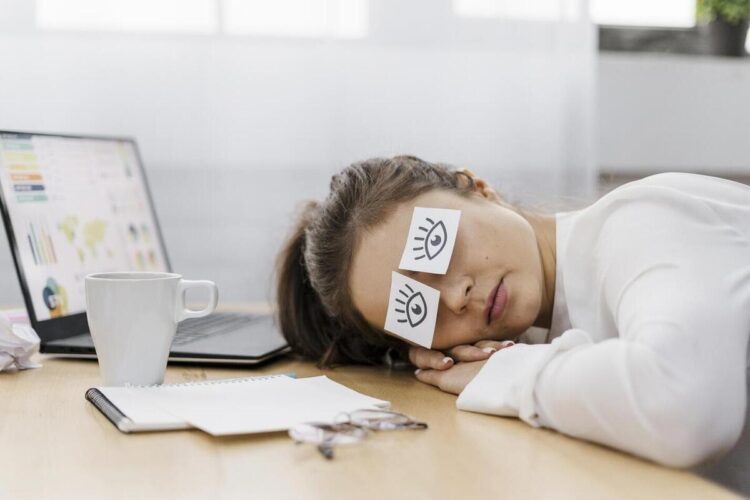 Почему зимой усиливается сонливость: что происходит в организме. Связь между недостатком света и сезонными депрессивными симптомами научно подтверждена. Источник изображения: nn.mk.ru. Почему зимой усиливается сонливость: что происходит в организме. Связь между недостатком света и сезонными депрессивными симптомами научно подтверждена. Источник изображения: nn.mk.ru. Фото.