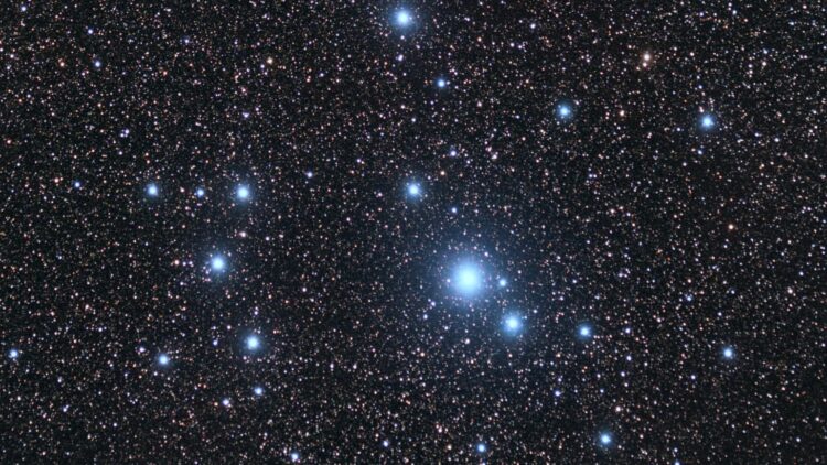 Южные Плеяды (IC 2602, C 102, Cr 229, Mel 102). Звёздное скопление Южные Плеяды на 70% тусклее своего северного аналога, но его все равно можно увидеть невооруженным глазом. Источник изображения: starwalk.space. Фото.