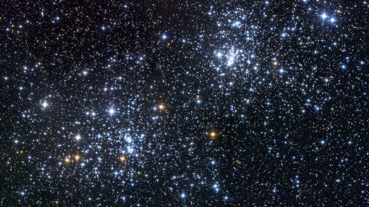 Двойное скопление в Персее (NGC 869 и NGC 884). Двойное скопление в созвездии Персея содержит сразу два отдельных звездных скопления NGC 869 и NGC 884. Источник изображения: starwalk.space. Фото.