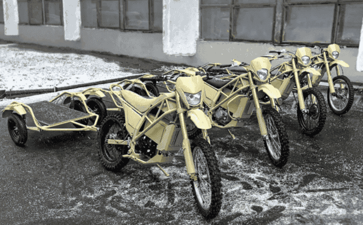 Комплектация электромотоцикла Калашников. Можно даже использовать с прицепом. Изображение: Newatlas. Фото.