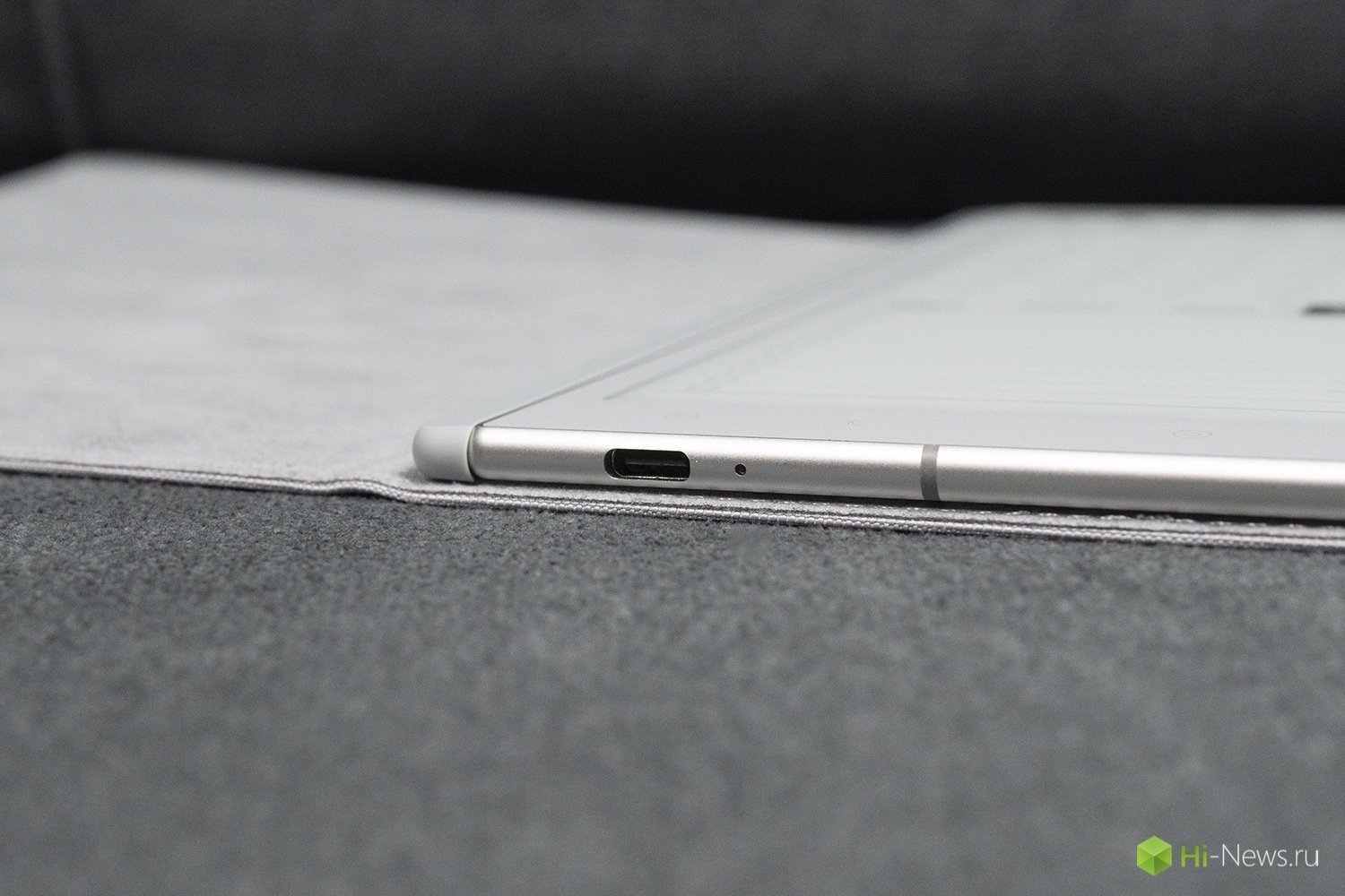 Производительность и технические характеристики. USB порт позволяет понять насколько тут действительно тонкий корпус. Он всего чуть больше габаритов самого порта. Фото.